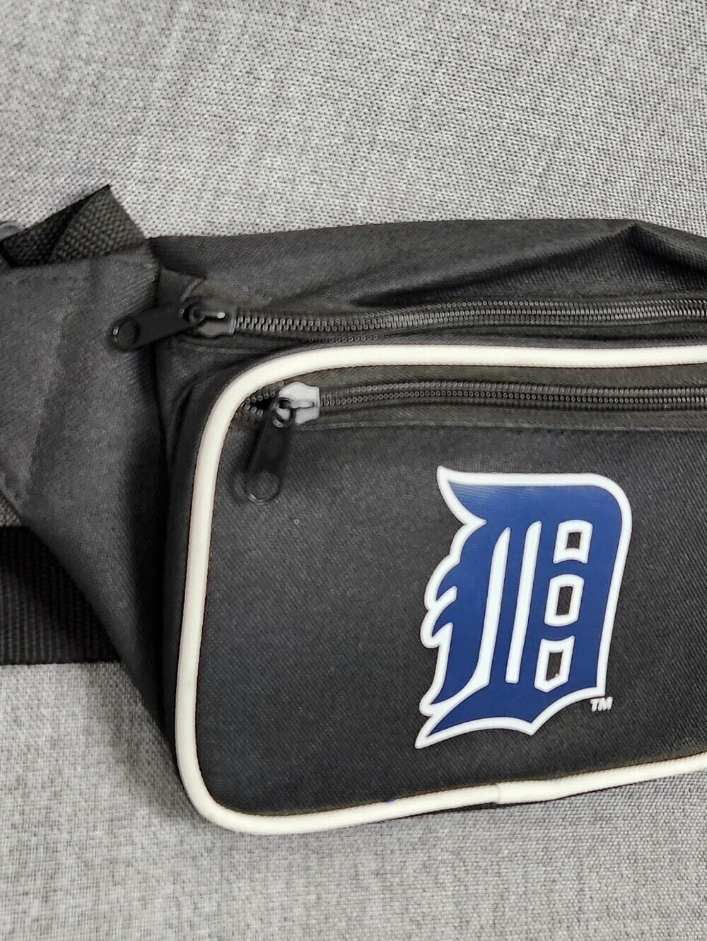 Detroit Tigers MLB Black Logo Cross Body/ Fanny Pack. - Picture 2 of 5